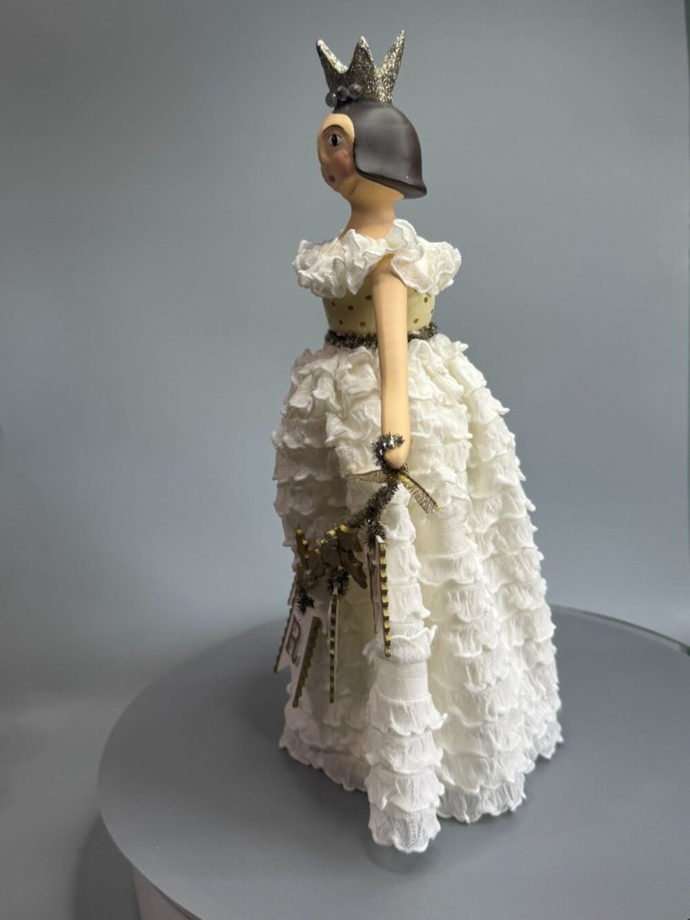 Heather Myers Christmas Queen Doll Merry Banner White Ruffle Dress 11.5" Signed - Picture 11 of 13